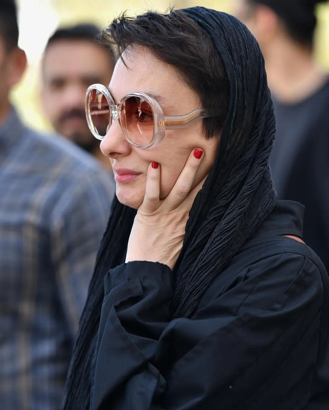 استایل هانیه توسلی در مراسم ختم رضا داوودنژاد با عینکی عجیب و غریب!