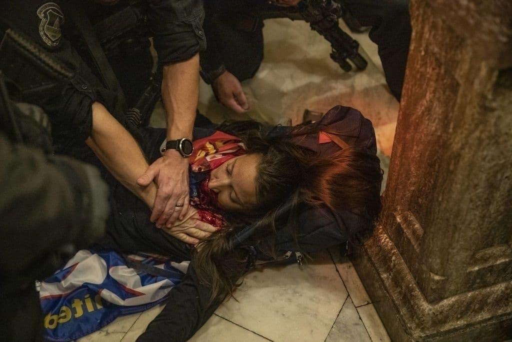 تصویری از زنی که مقابل کنگره آمریکا کشته شد + فیلم