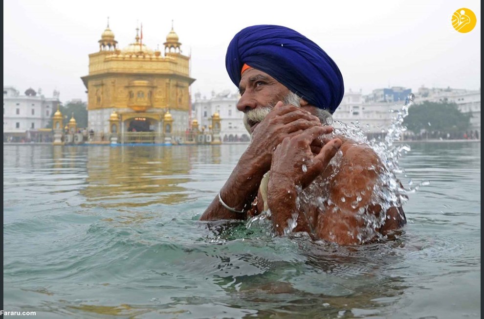 حمام دسته جمعی هندی‌ها برای پاک کردن گناهان + تصاویر