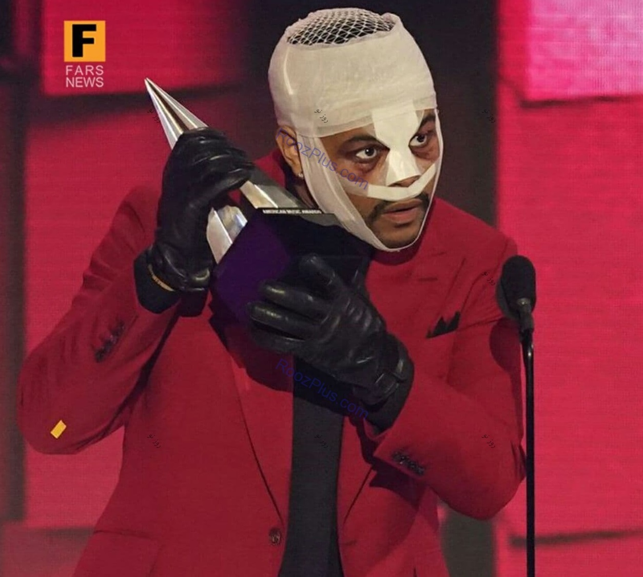 ظاهر عجیب خواننده معروف به نشانه اعتراض 