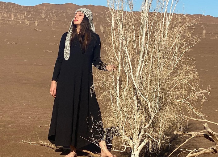 استایل هانیه توسلی با دامن و پا‌های برهنه در کویر + عکس