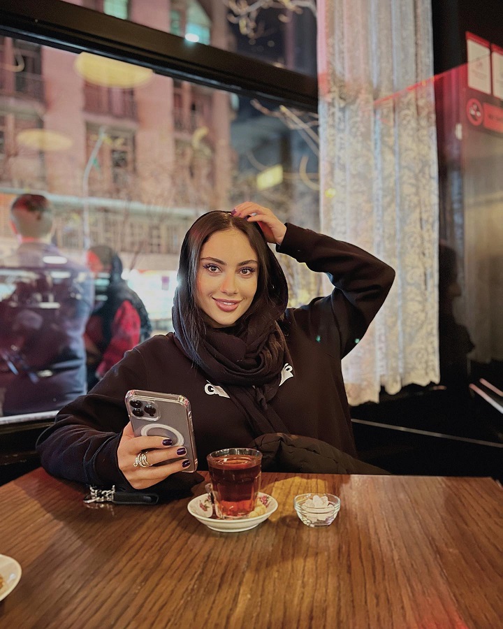 استایل ترلان پروانه در کافه با گوشی لاکچری اش + عکس