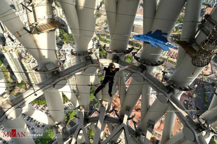 پیاده روی با طناب روی بلندترین برج تلویزیونی چین
