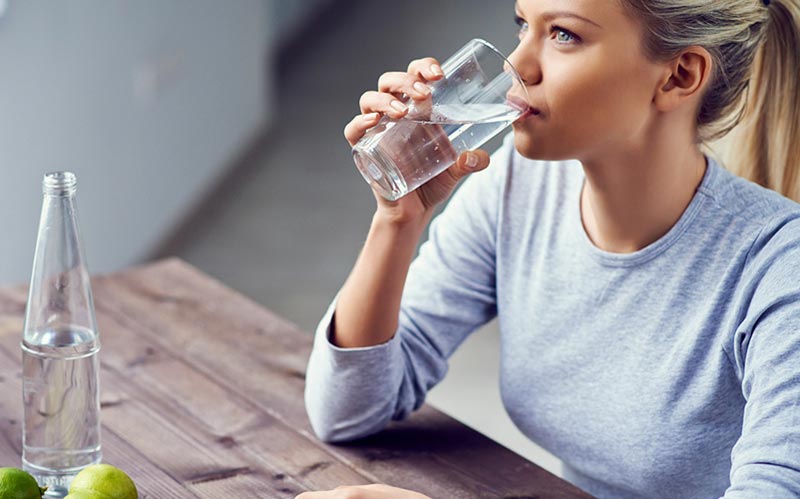 نوشیدن آب چگونه باعث کاهش وزن می‌شود