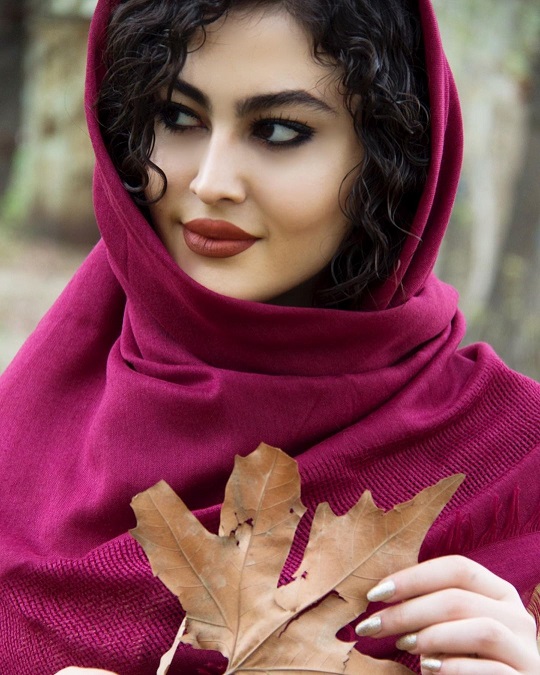 استایل پاییزی مریم مومن با لب‌های قرمز + عکس