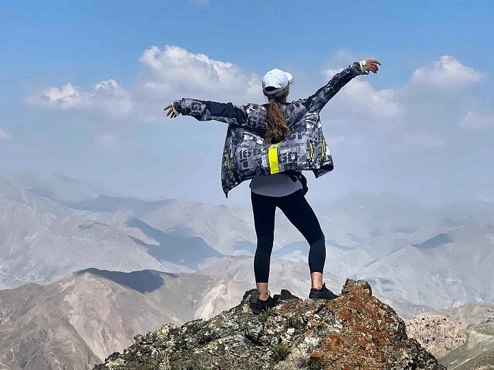 آنا نعمتی با یک کیلو آرایش و لباس چسبان حتی در فتح قله کوه + عکس