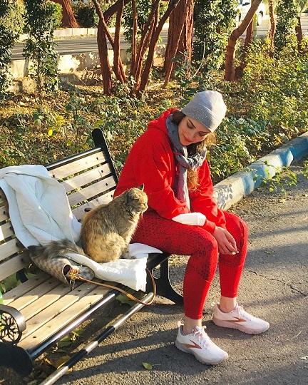 تیپ ورزشی و جذب بهنوش طباطبایی در کنار گربه اش + عکس
