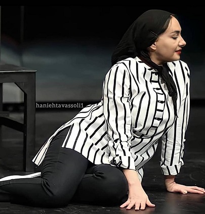 ژست و لباس ناجور هانیه توسلی در صحنه تئاتر + عکس