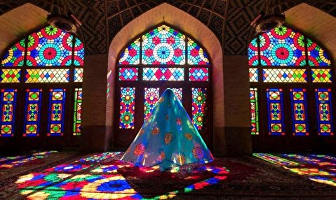 عکاسی خانم‌های بدون چادر در مسجد نصیرالملک شیراز ممنوع شد