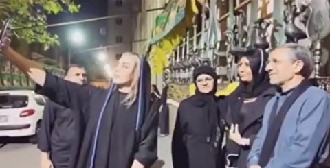 سلفی گرفتن محمود احمدی‌نژاد با زنان قرتی در تاسوعای حسینی