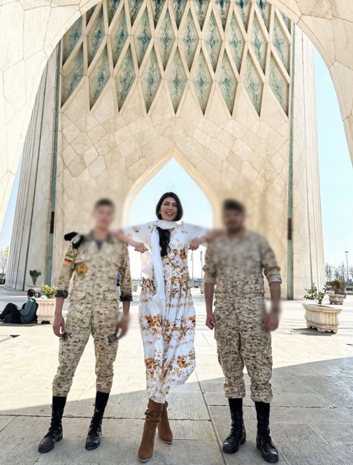 کریستینا بوشچه در کنار دو سرباز در ایران