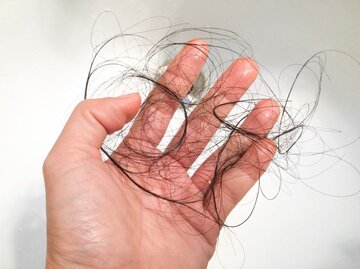 ۶ دلیل که سبب ریزش مو‌ها می‌شود