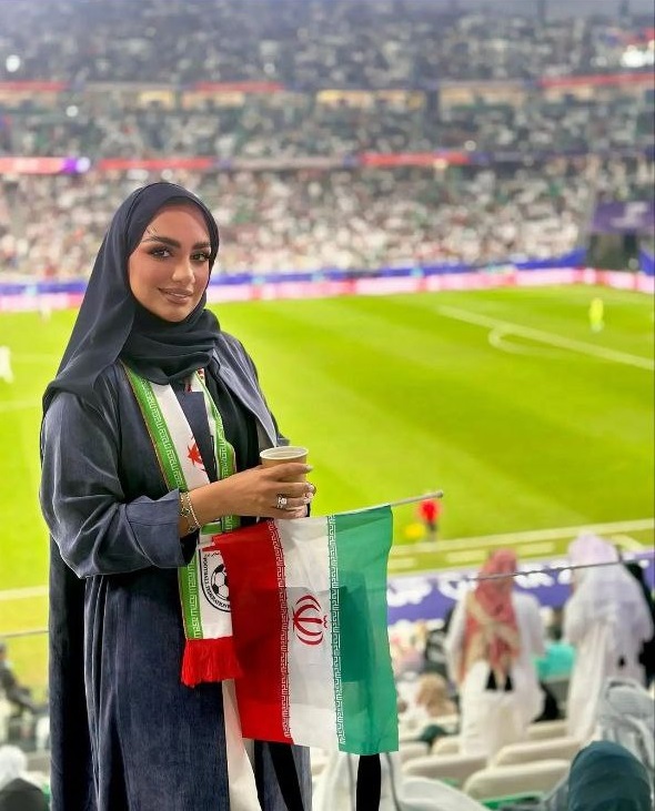زن باحجاب طرفدار ایران در ورزشگاه