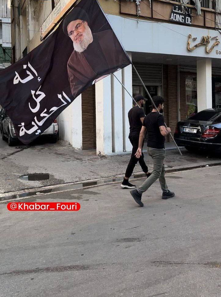 برافراشتن پرچم سیاه با تصویر سید حسن نصرالله در بیروت