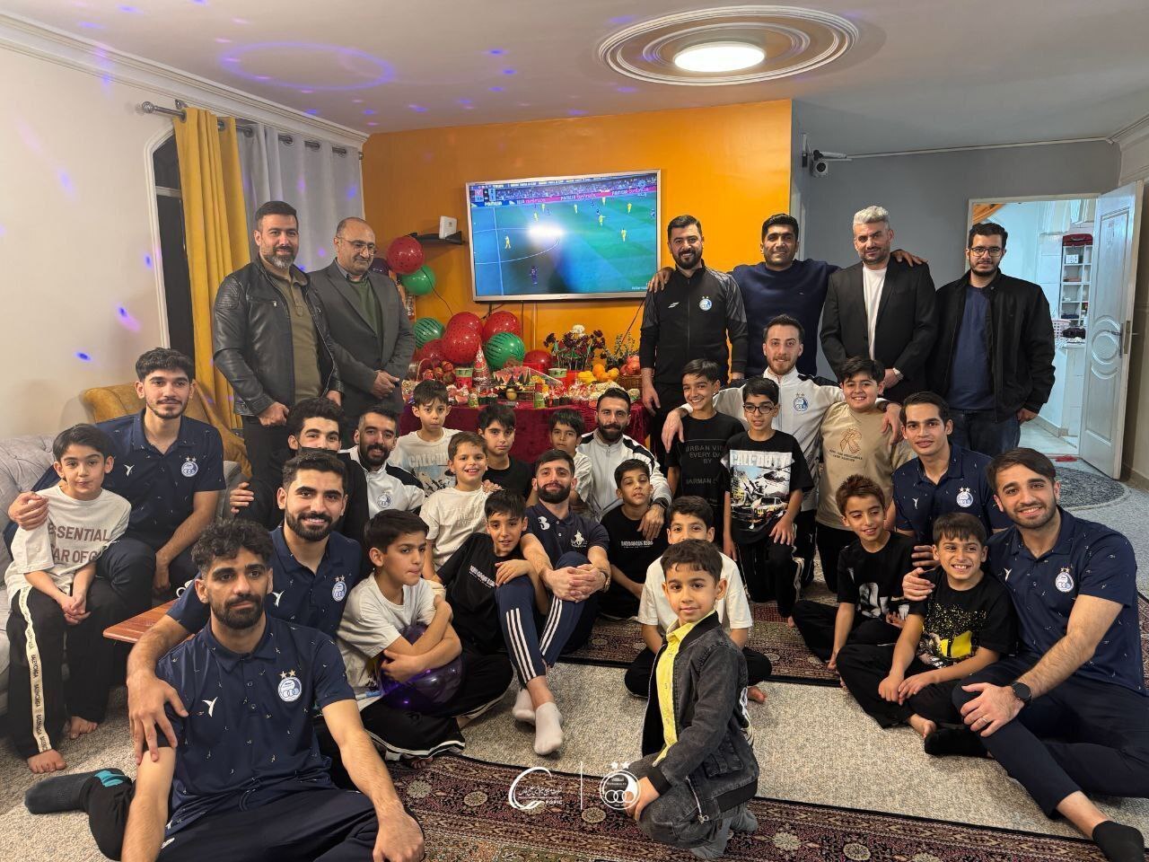 بازیکنان استقلال در شب یلدا دل کودکان را شاد کردند + عکس