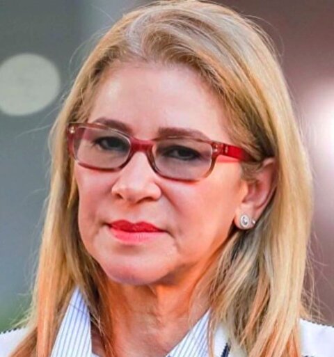 سیلیا فلورس کیست؟