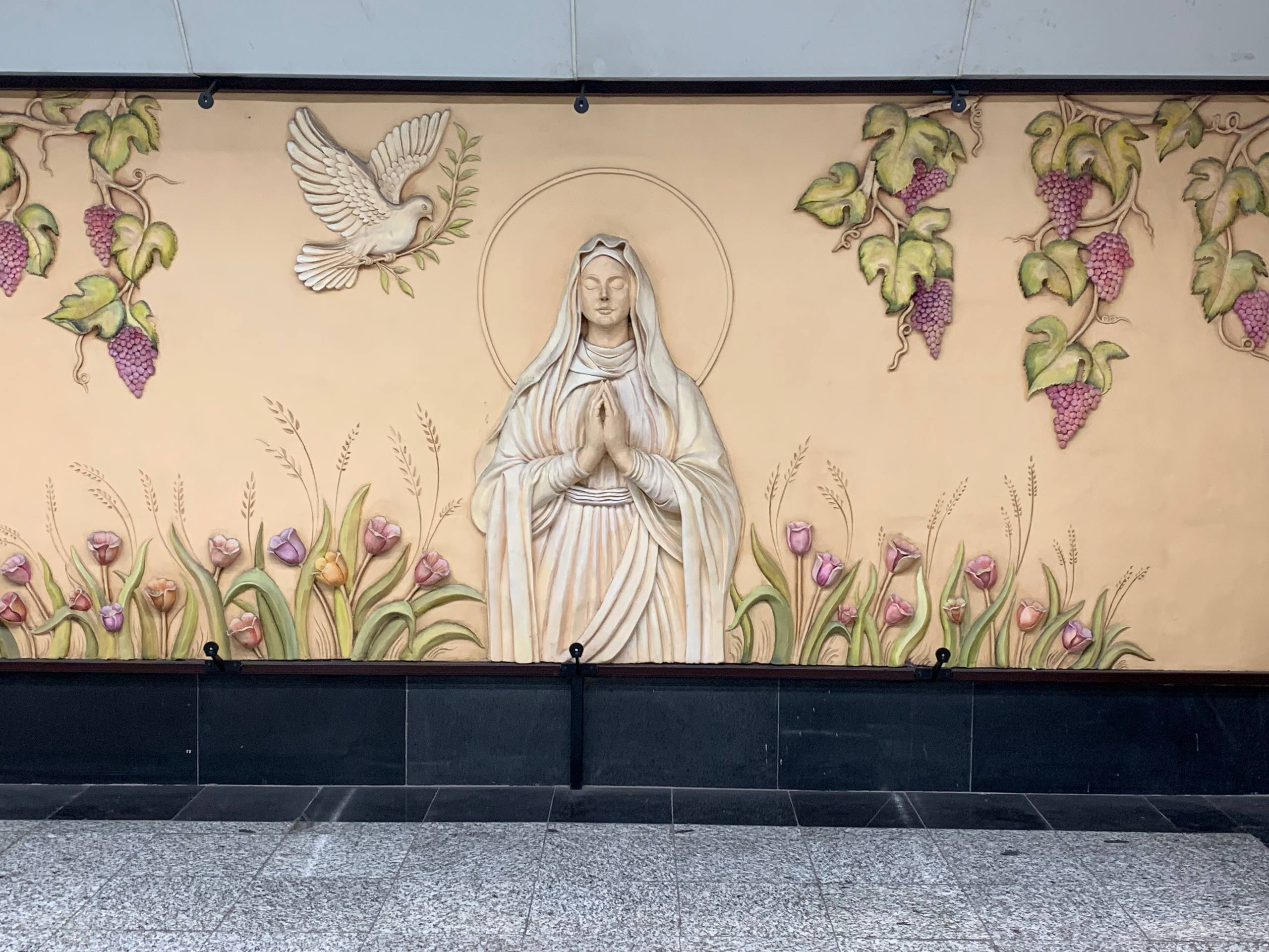 نمایی از ایستگاه متروی مریم مقدس