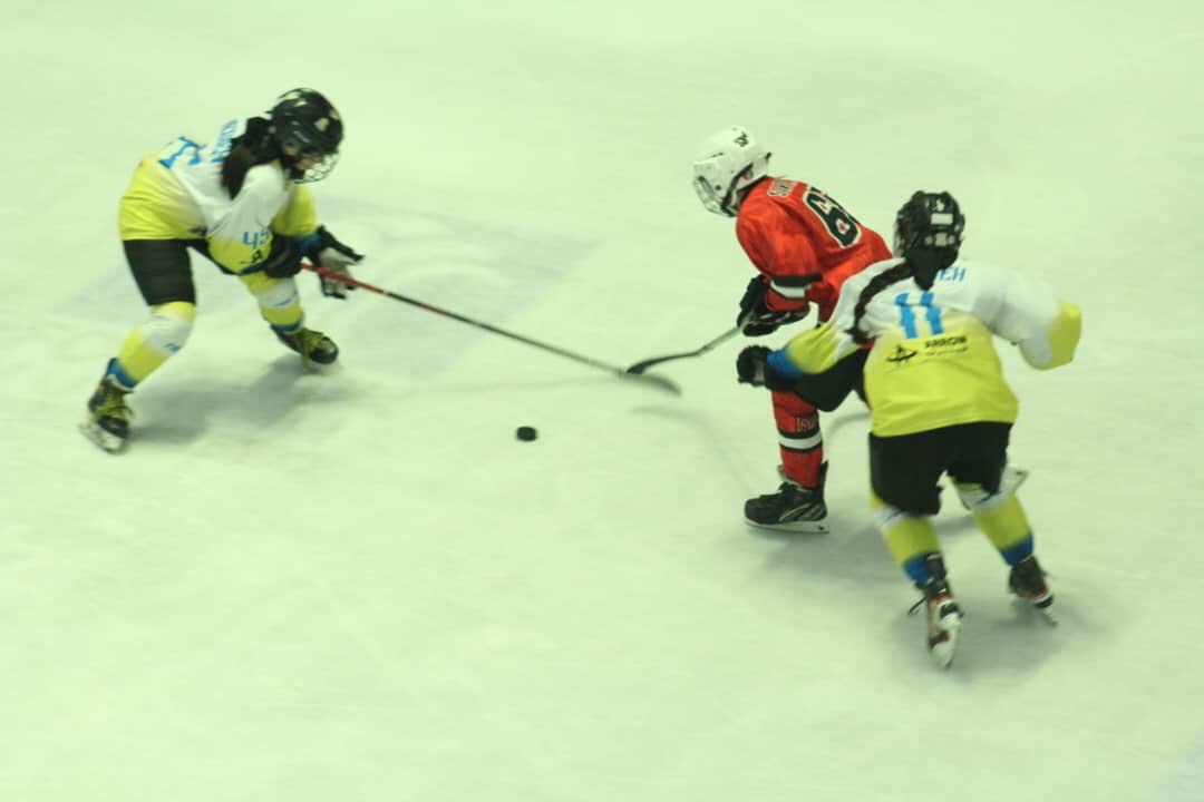 برتری‌ام دات آر مقابل پنگوئن‌های آیس باکس در لیگ هاکی روی یخ بانوان