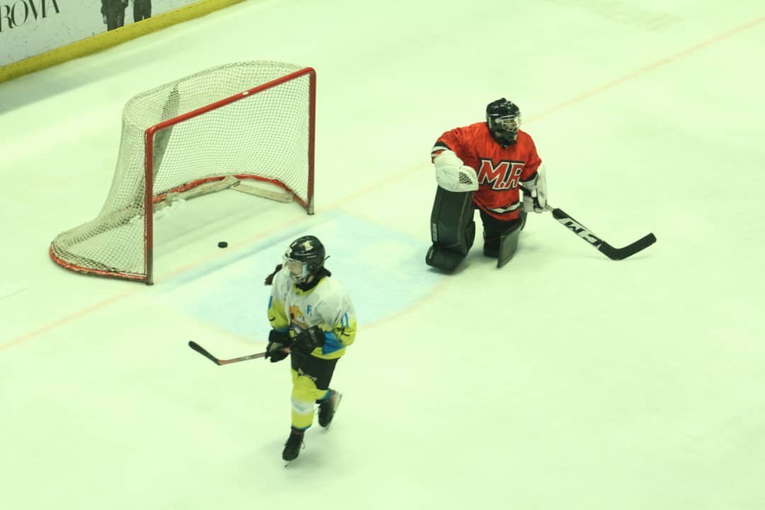 برتری‌ام دات آر مقابل پنگوئن‌های آیس باکس در لیگ هاکی روی یخ بانوان