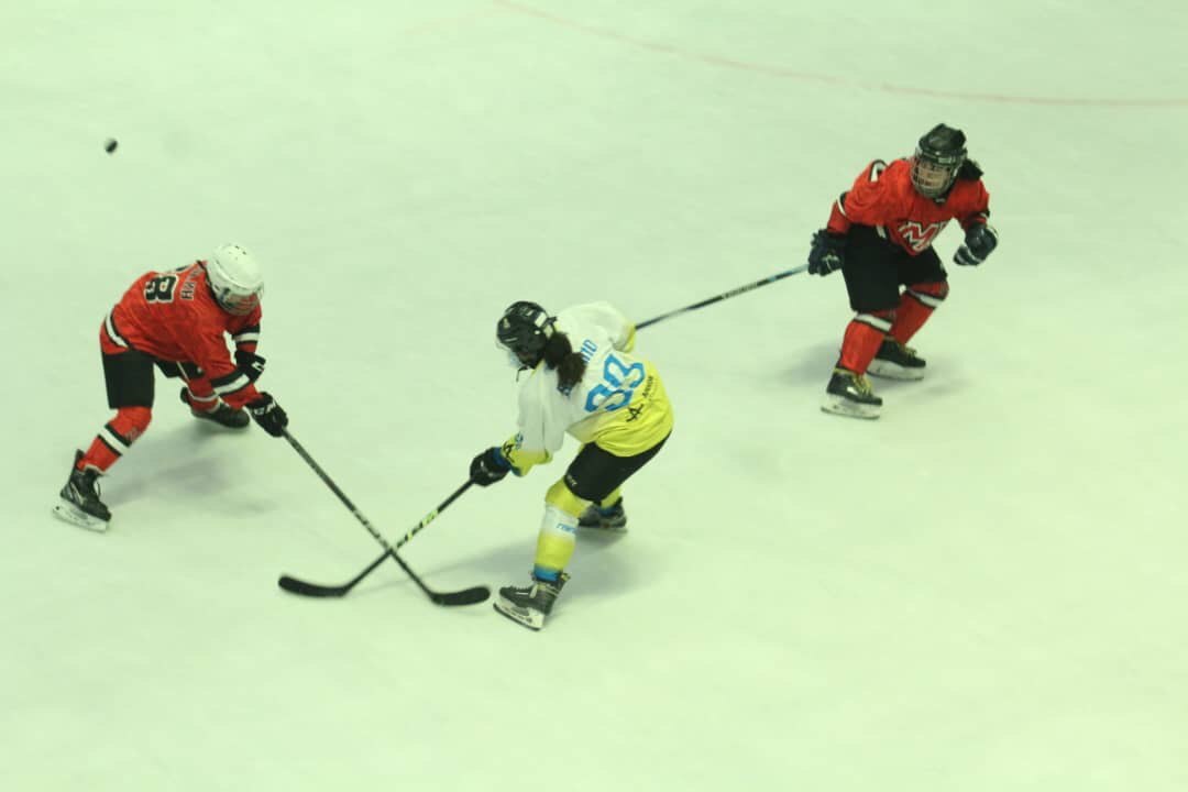 برتری‌ام دات آر مقابل پنگوئن‌های آیس باکس در لیگ هاکی روی یخ بانوان