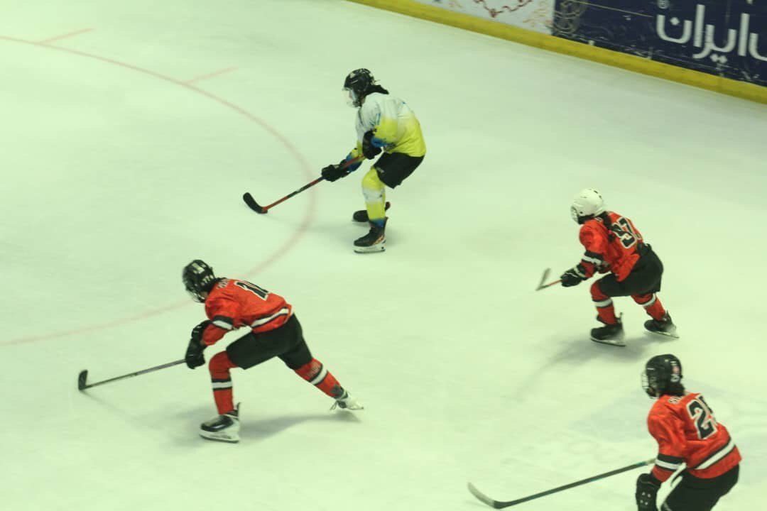 برتری‌ام دات آر مقابل پنگوئن‌های آیس باکس در لیگ هاکی روی یخ بانوان