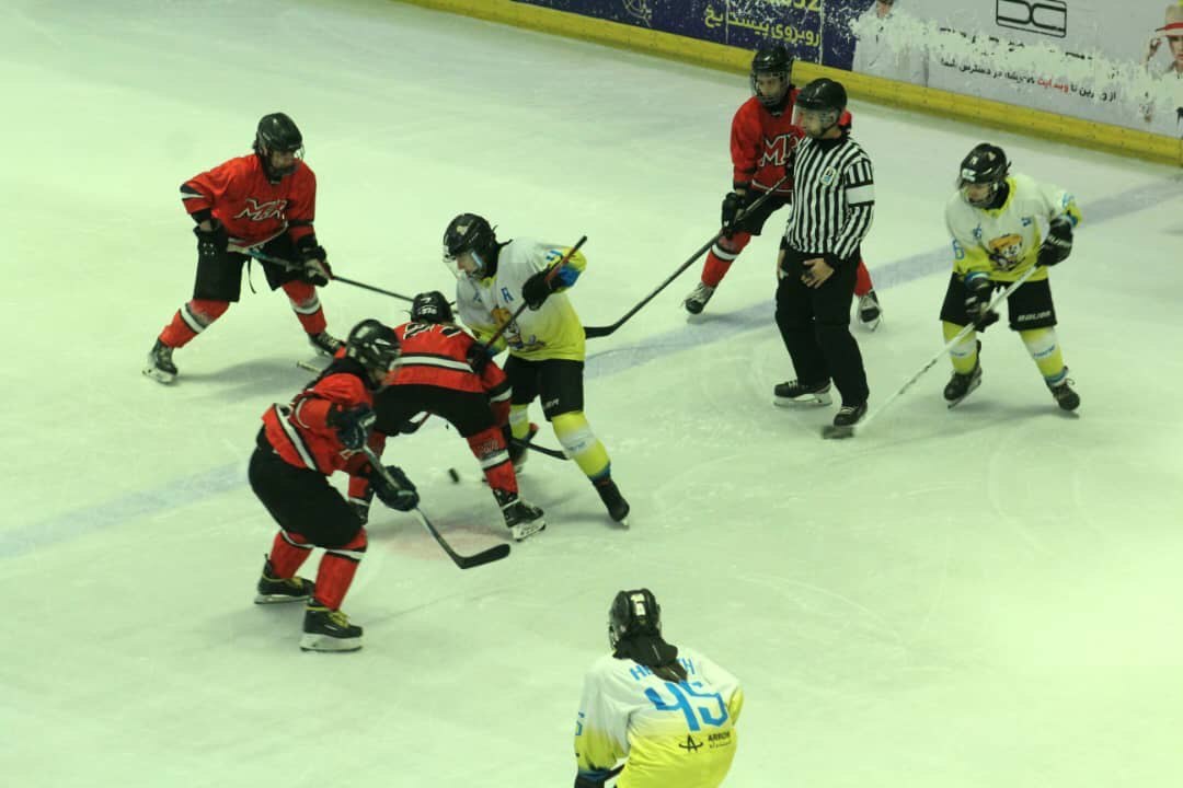 برتری‌ام دات آر مقابل پنگوئن‌های آیس باکس در لیگ هاکی روی یخ بانوان
