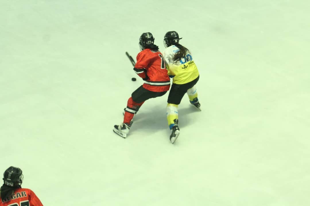 برتری‌ام دات آر مقابل پنگوئن‌های آیس باکس در لیگ هاکی روی یخ بانوان
