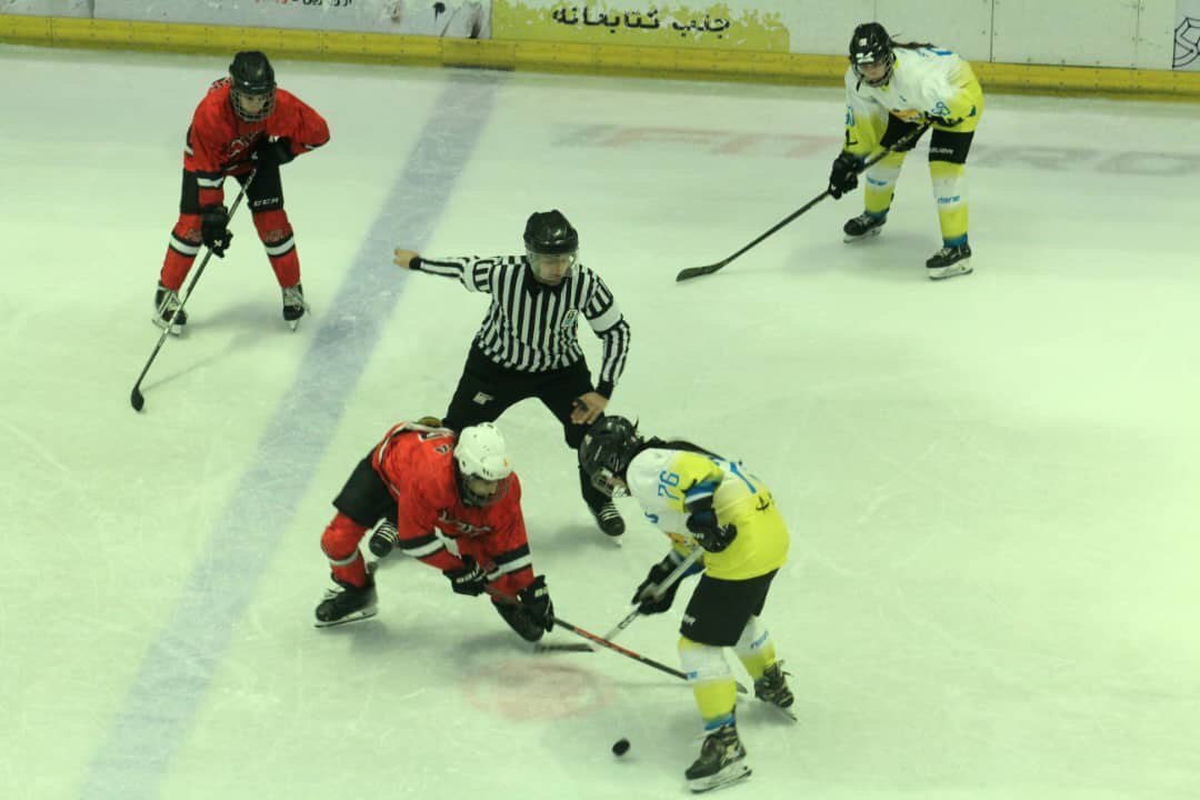 برتری‌ام دات آر مقابل پنگوئن‌های آیس باکس در لیگ هاکی روی یخ بانوان