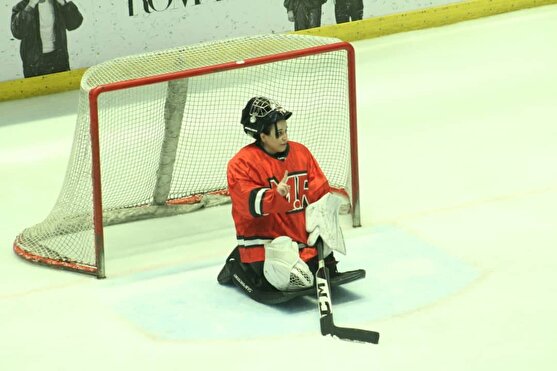 برتری‌ام دات آر مقابل پنگوئن‌های آیس باکس در لیگ هاکی روی یخ بانوان