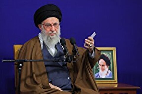 حال‌‌وهوای خادمان هنگام تعویض پرچم گنبد حرم امام رضا