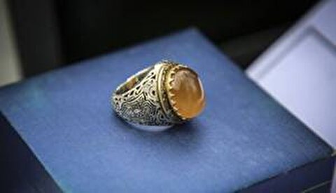 جاری‌شدن اشک مردم با دیدنِ انگشتر متبرک رهبر شهید انقلاب