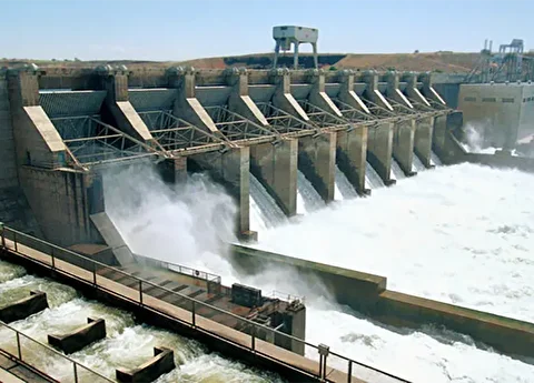 خدمات آب و برق تعطیلی‌پذیر نیست / رفع سریع قطعی‌ها در شرایط بحران