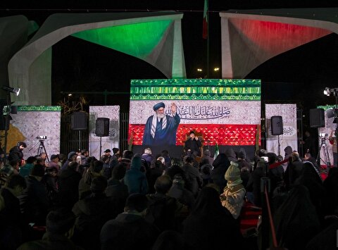 آغاز اجتماع شبانه مردم در سوگ رهبر شهید انقلاب