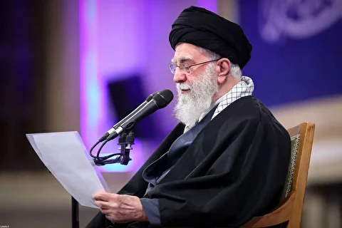 دیدار رهبر انقلاب با پیکر پدر شهیدش