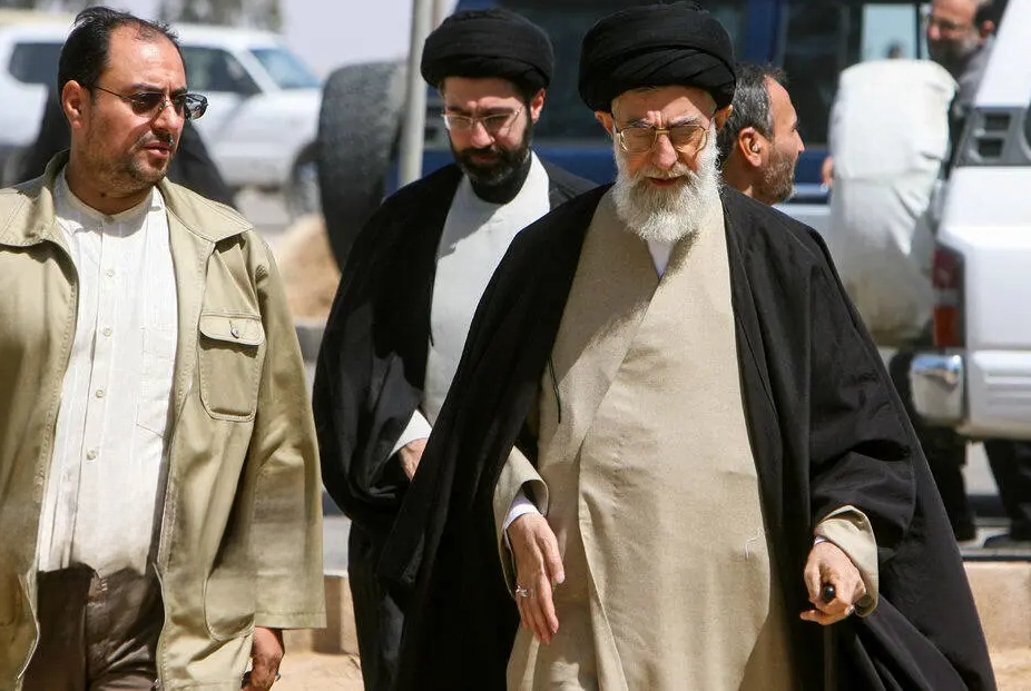 آیت‌الله مجتبی خامنه‌ای چهره‌ای در قاب نگاه