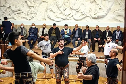 هم‌خوانی شعر «از خون جوانان وطن» توسط رسول خادم و پهلوانان زورخانه