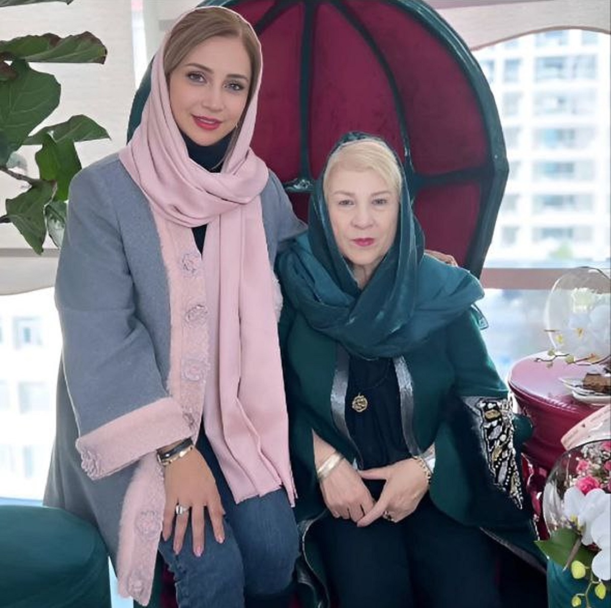 شبنم قلی خانی و مادرش