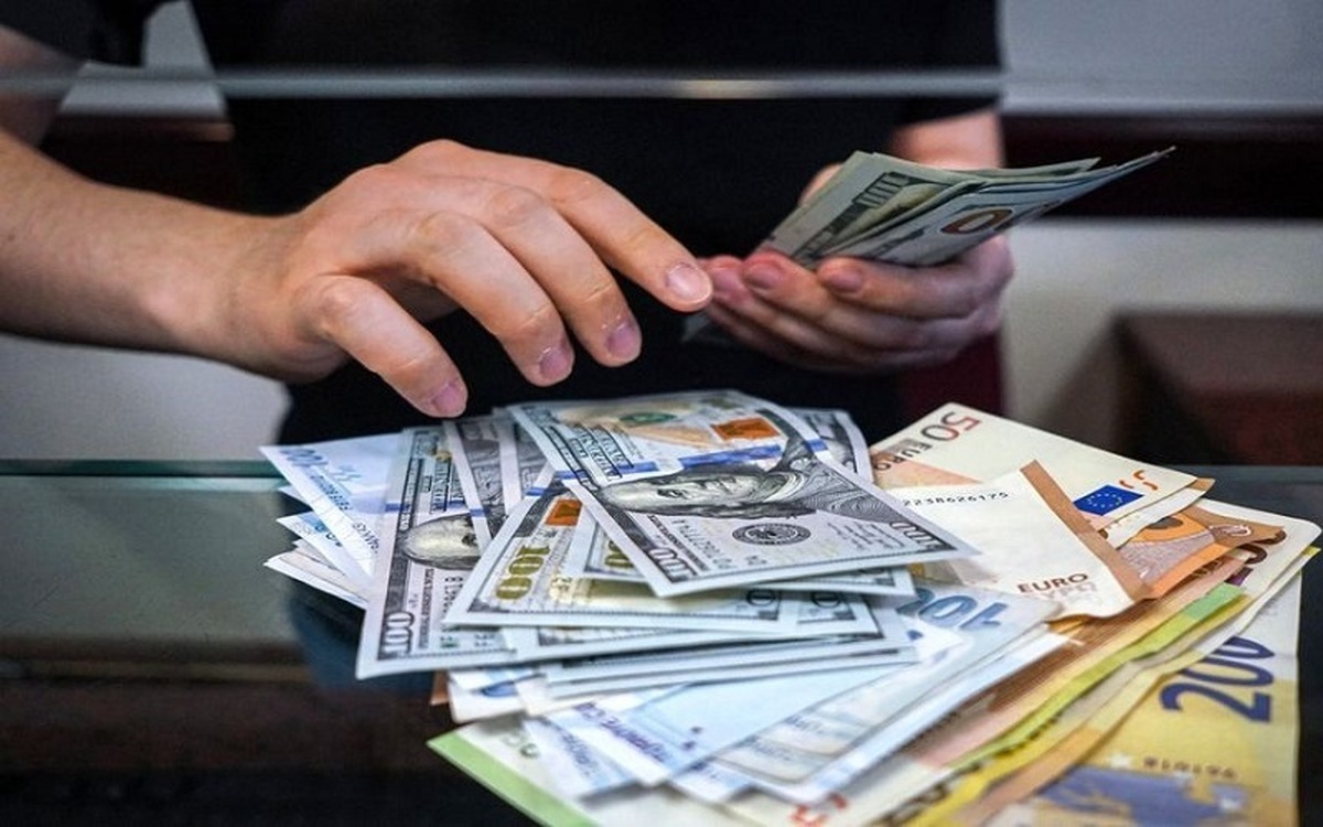 عقب گرد دلار به کف یک‌ماهه