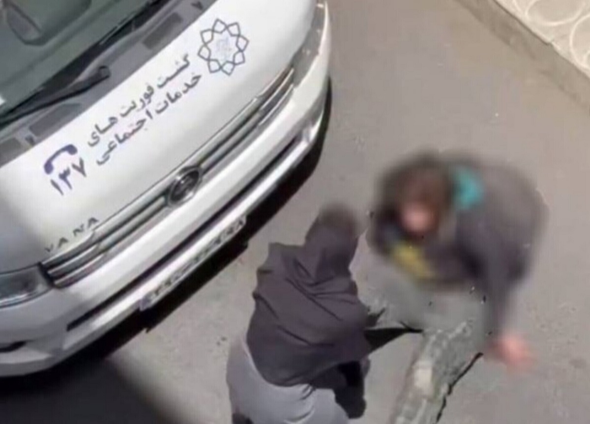 کشیدن یک زن توسط گشت
