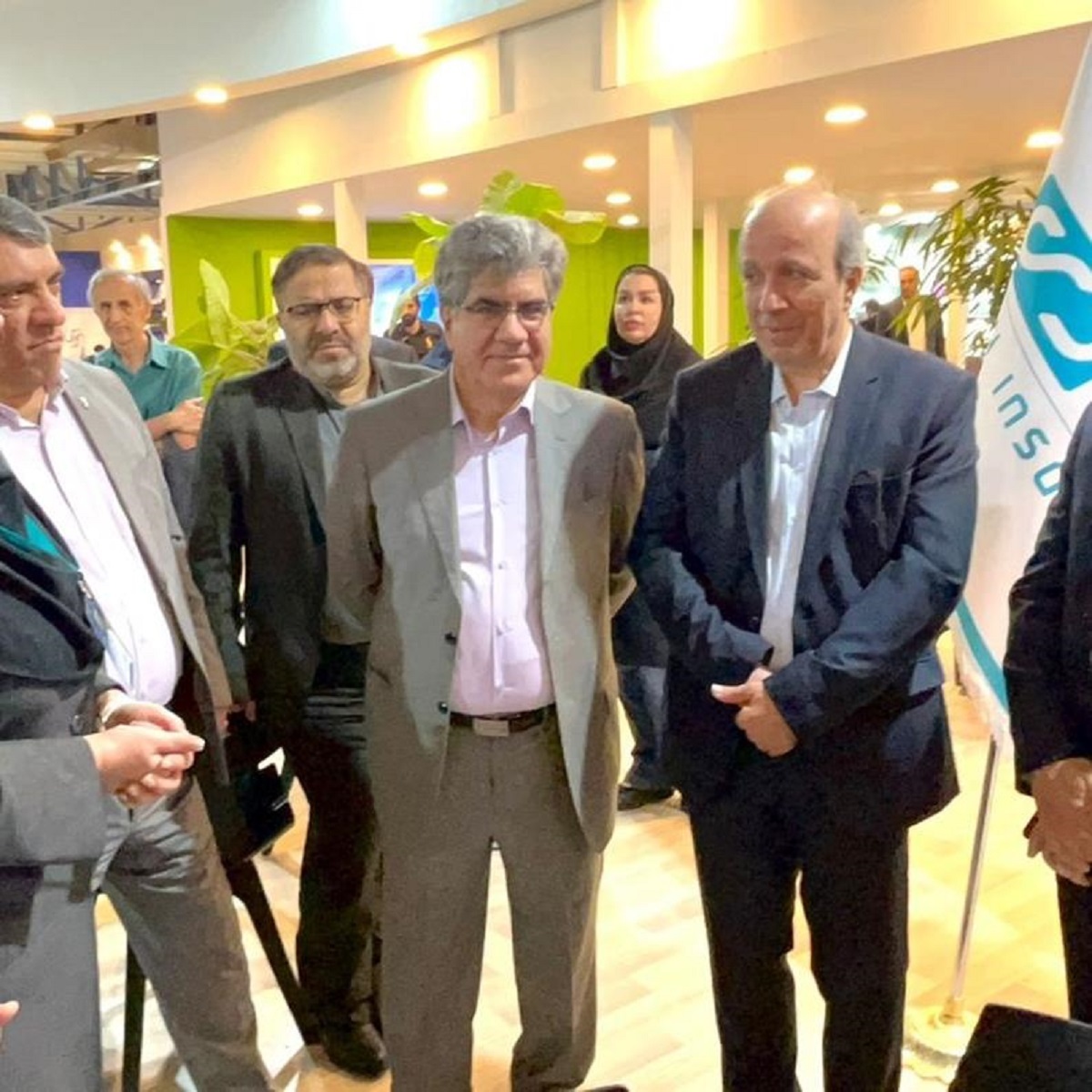 دکتر داود رحیم پور در غرفه بیمه دی