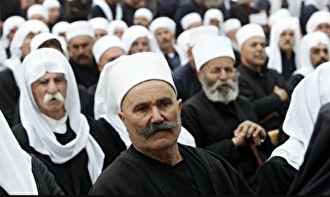 تراشیدن سبیل مردان دروزی توسط حامیان جولانی
