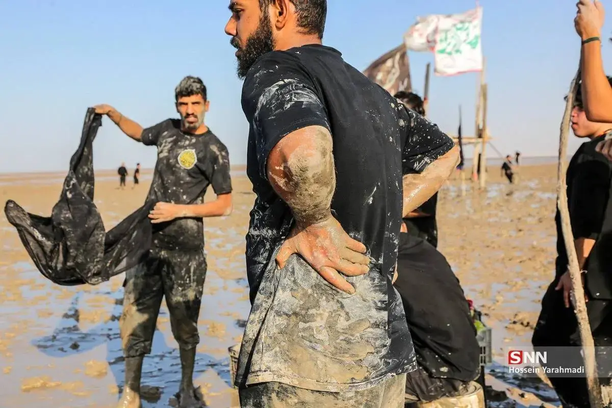زائران اربعین در گل و لای