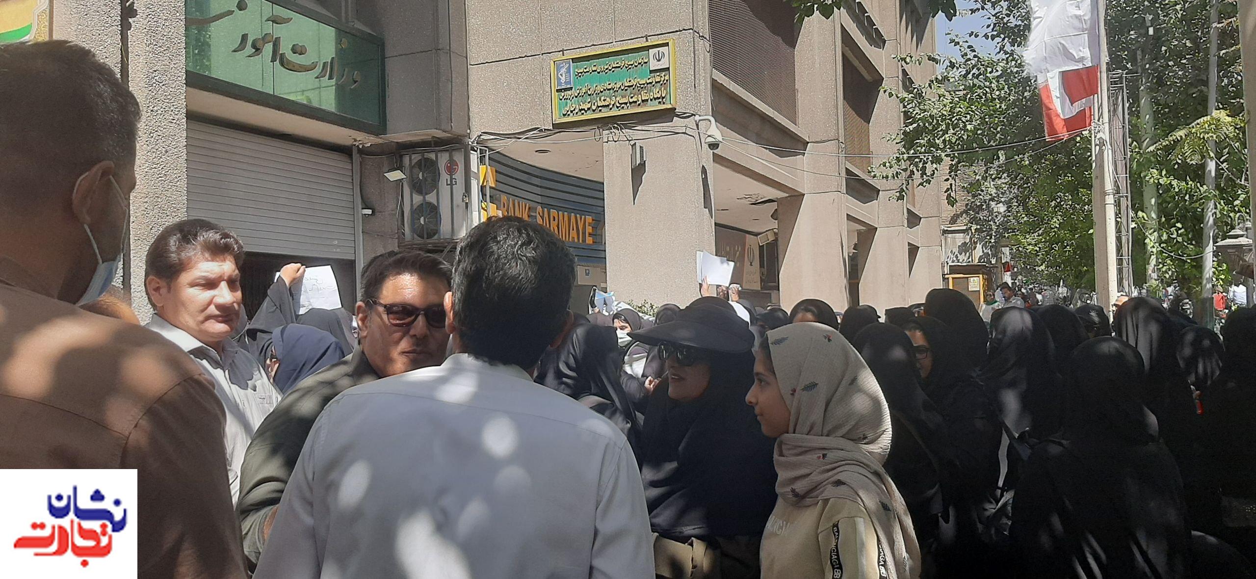 معلم‌ها در اعتراض به استفاده از نیروی بازنشسته بجای شاغلین