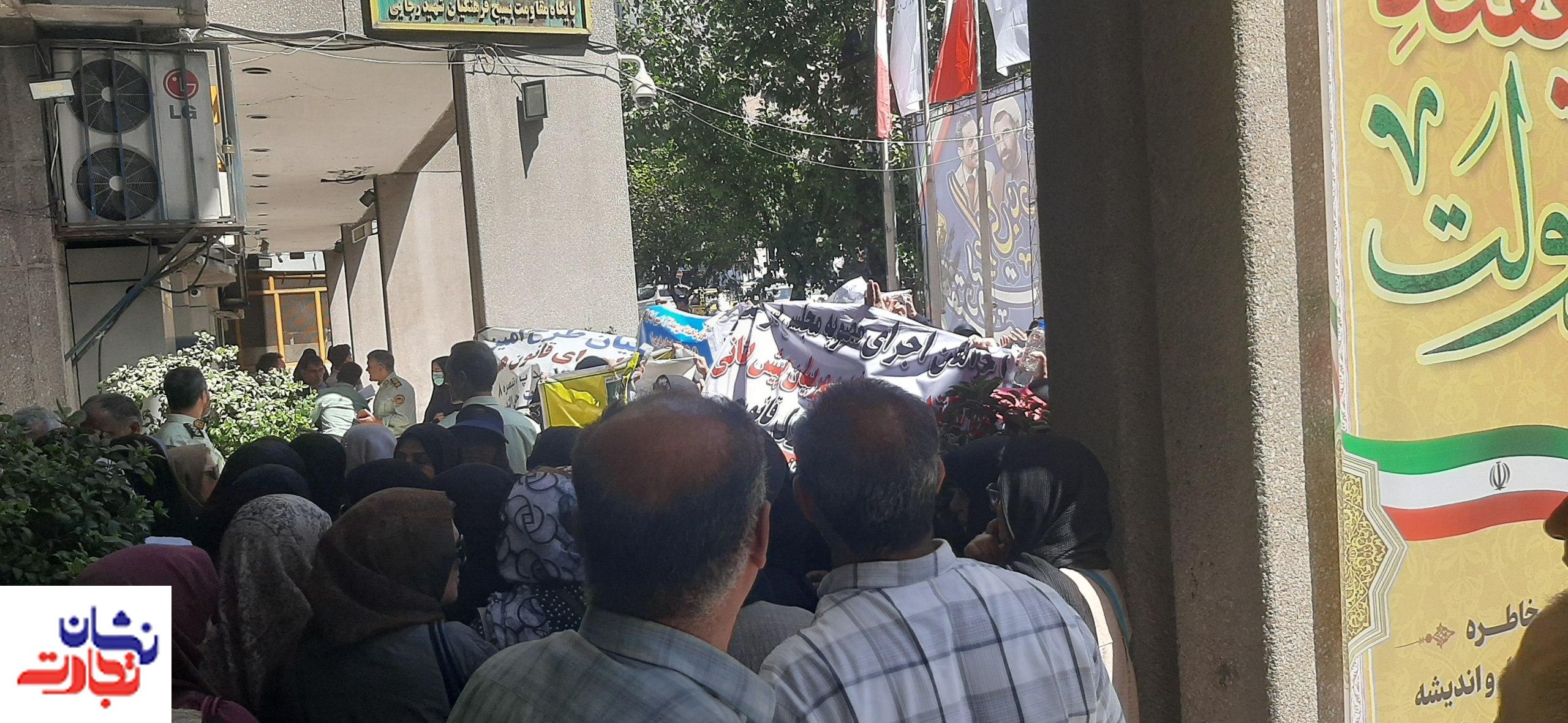 معلم‌ها در اعتراض به استفاده از نیروی بازنشسته بجای شاغلین