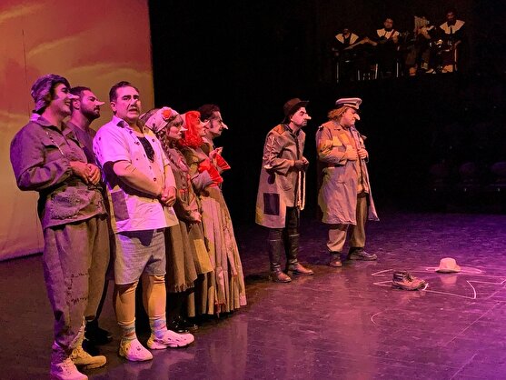 نمایش ریش فیدل غبغب مرکل در تالار حافظ