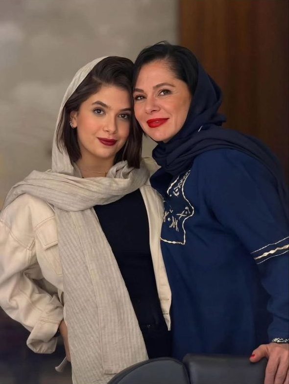 نفس بازغی با آرایش غلیظ در کنار مادرش