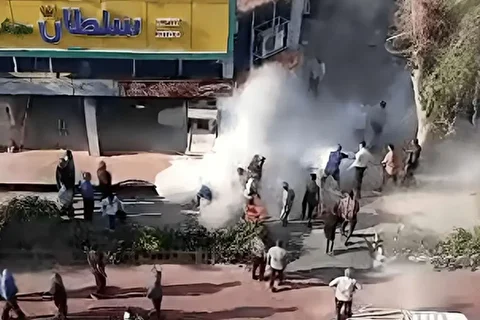 ماجرای خودسوزی احمد بالدی در اعتراض به تخریب مغازه پدر