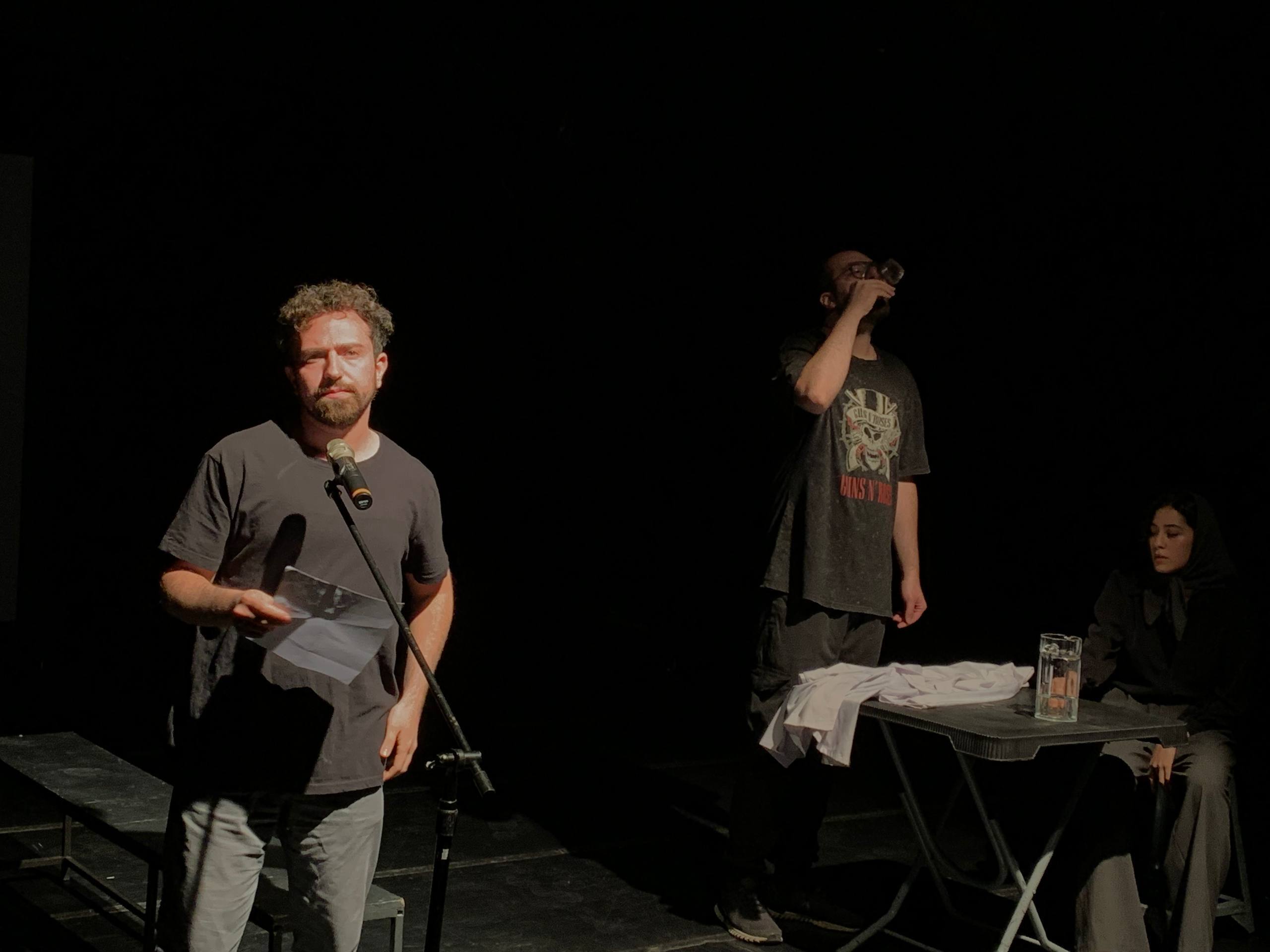 نمایش «تا هیچ چیز عوض نشود»