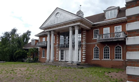 امپراتوری علی انصاری در لندن برابر کل بودجه محرومیت‌زدایی ایران! / موسس بانک آینده به دنبال ساخت ۶۵ آپارتمان لوکس در گران‌ترین خیابان انگیس بود