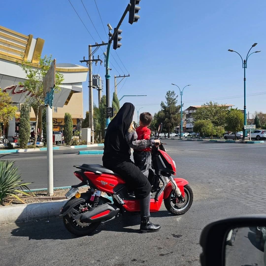 تصویر جالبی که از موتورسواری یک زن چادری وایرال شد +عکس